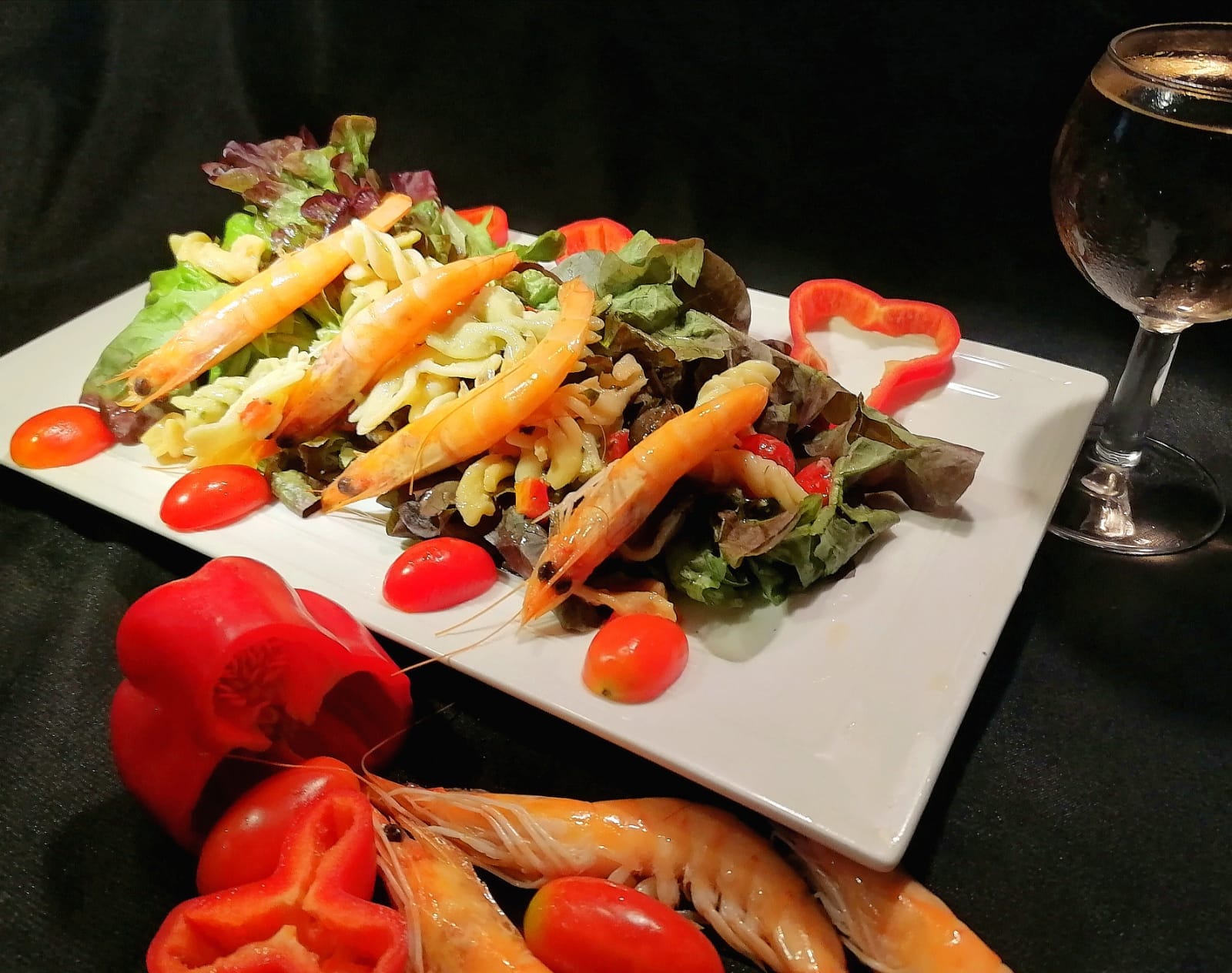Salade fraîche de crevettes avec légumes croquants
